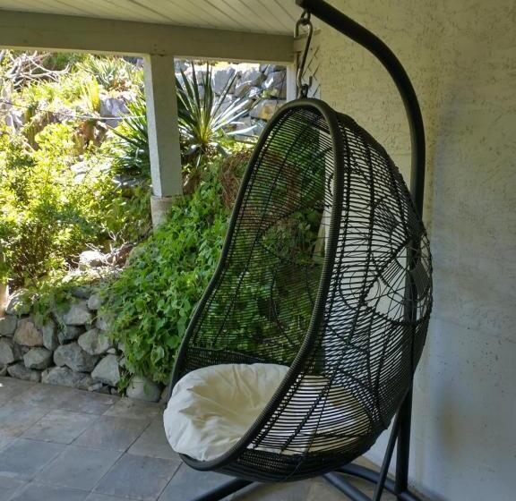 تختخواب و صبحانه By The Bay Lavender Villa