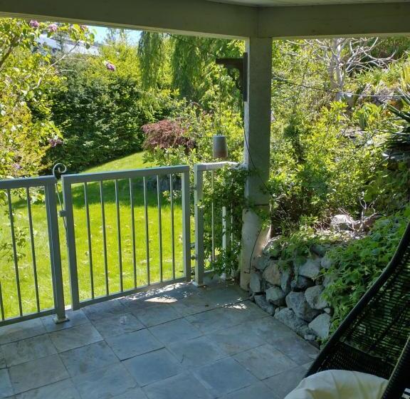 تختخواب و صبحانه By The Bay Lavender Villa