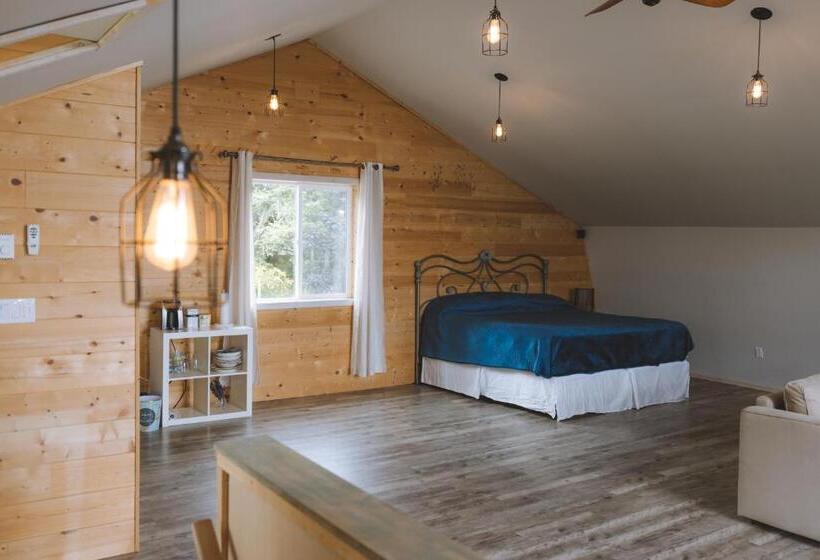 تختخواب و صبحانه By The Bay Lavender Villa