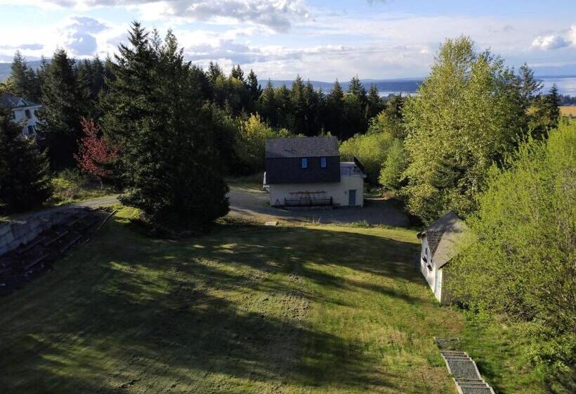 تختخواب و صبحانه By The Bay Lavender Villa