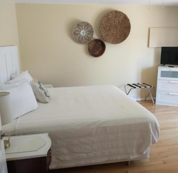 تختخواب و صبحانه By The Bay Lavender Villa