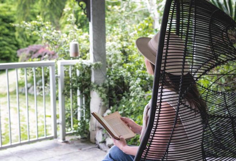 تختخواب و صبحانه By The Bay Lavender Villa