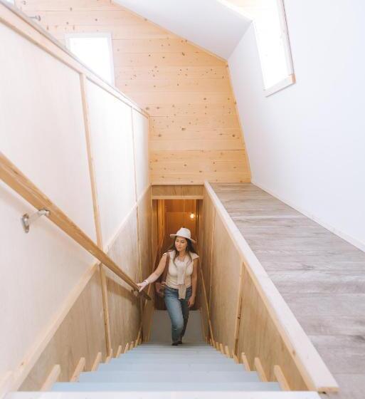 تختخواب و صبحانه By The Bay Lavender Villa