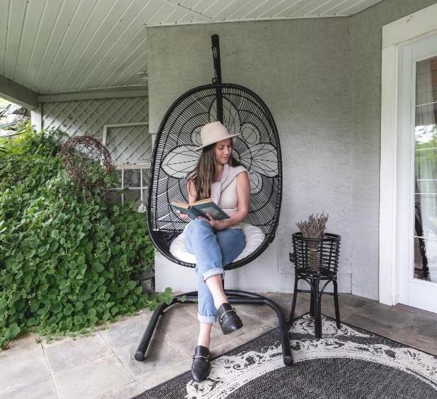 تختخواب و صبحانه By The Bay Lavender Villa