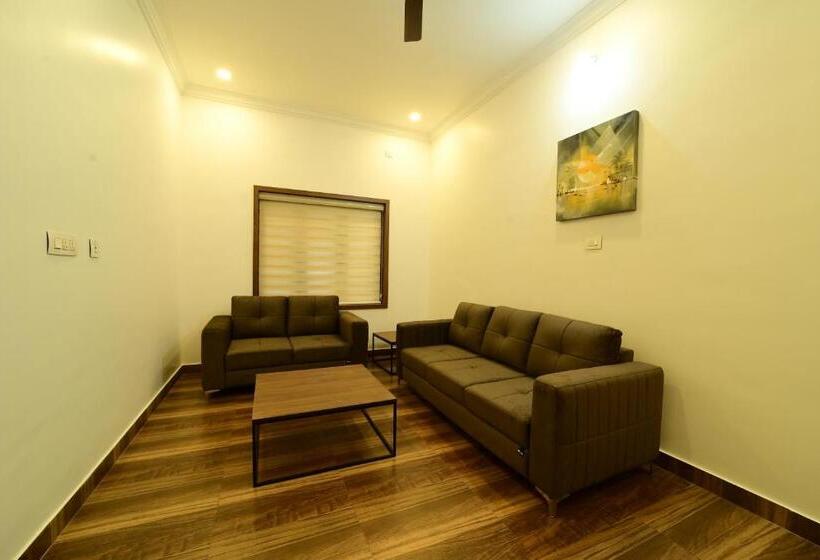 בית מלון כפרי Vrindavan Resort And Spa