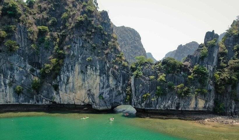 Republic Hostel Cat Ba