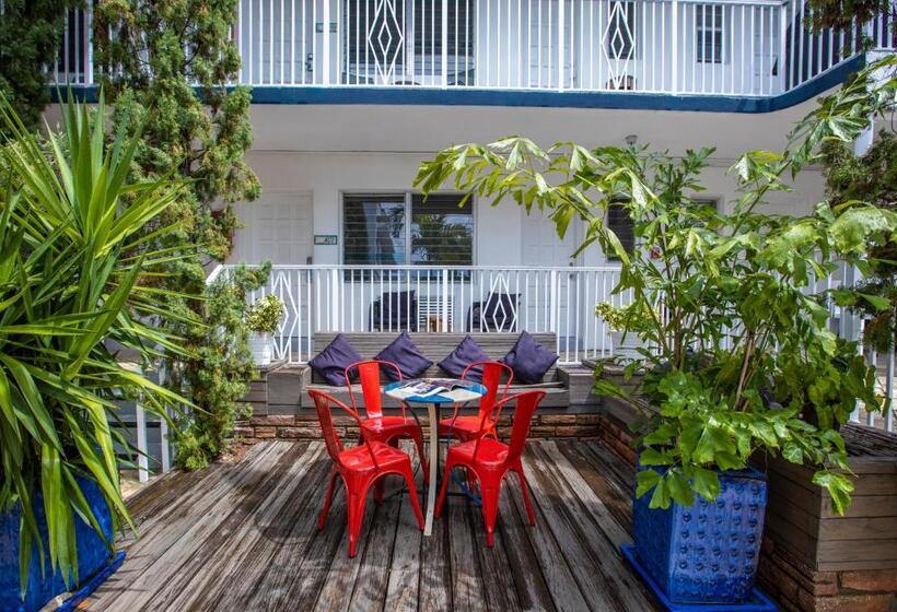 בית מלון כפרי Beachside All Suites