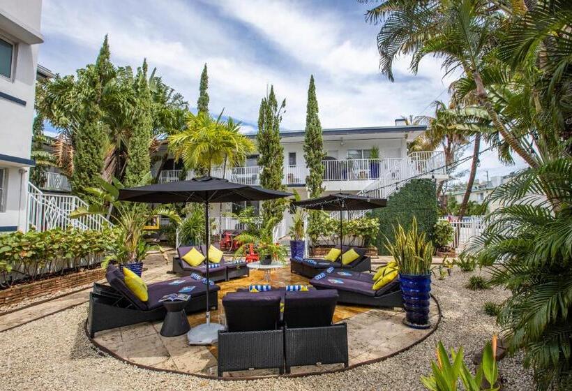 בית מלון כפרי Beachside All Suites