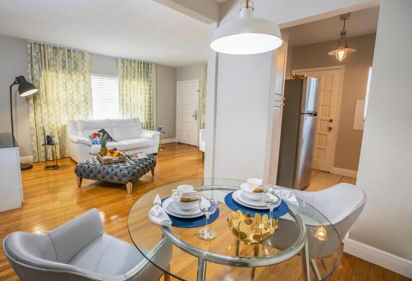 בית מלון כפרי Beachside All Suites