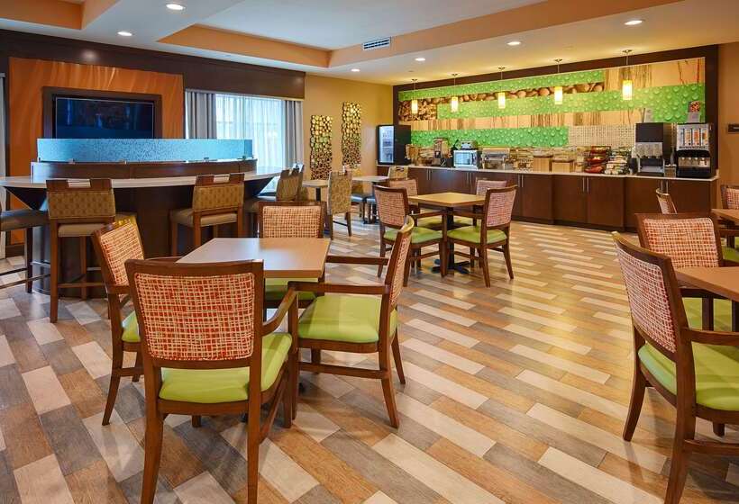 בית מלון כפרי Best Western Plus Flatonia Inn