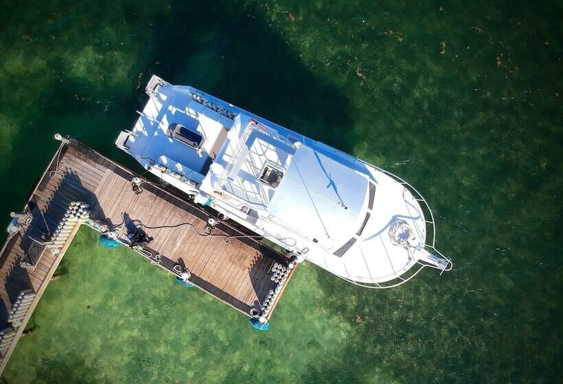 هتل Compass Point Dive Resort