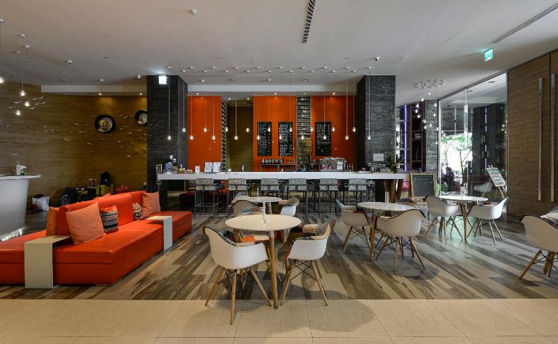 ホテル Fx Inn Kaohsiung Zhonghua Road Branch