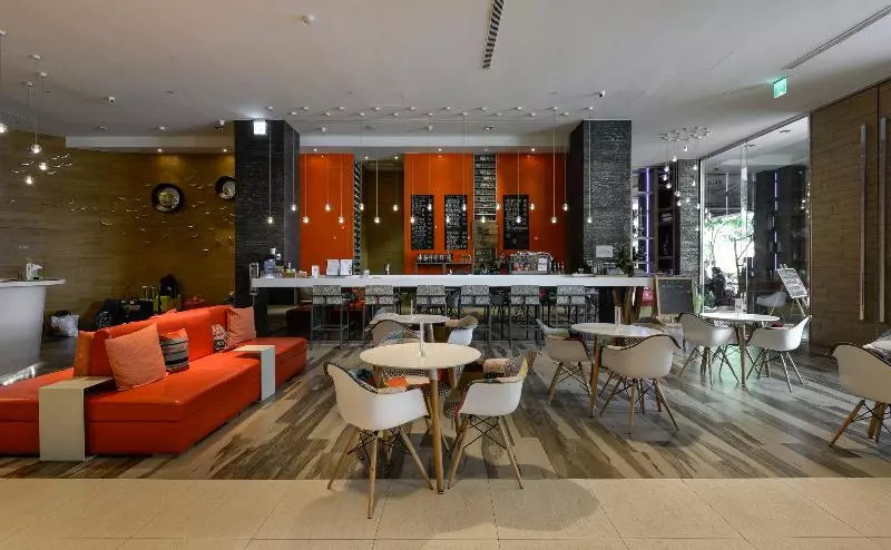 Fx Hotel Kaohsiung Zhonghua Road Branch