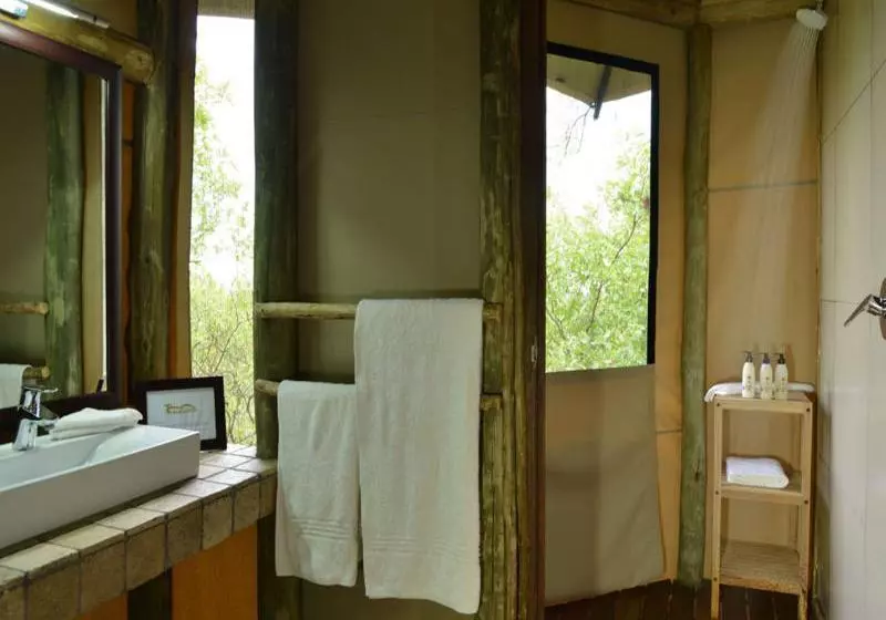 هتل Ghoha Hills Savuti Lodge