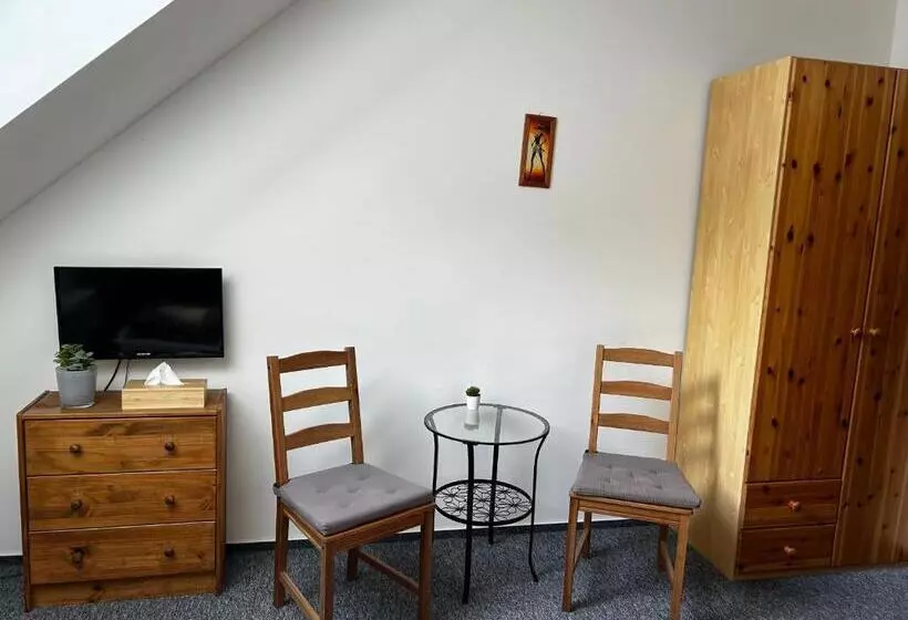 Majatalo Restaurace A Penzion Na Stráni