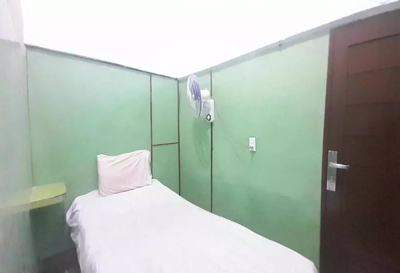 ホテル Spot On 92236 Kediri Family Homestay