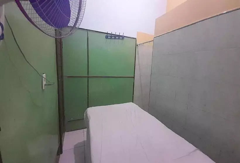 ホテル Spot On 92236 Kediri Family Homestay