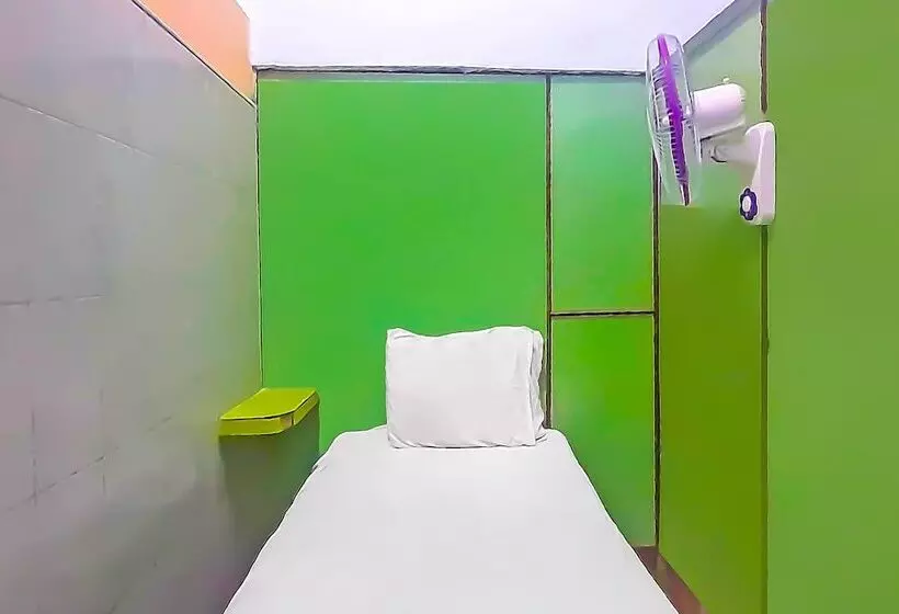 ホテル Spot On 92236 Kediri Family Homestay