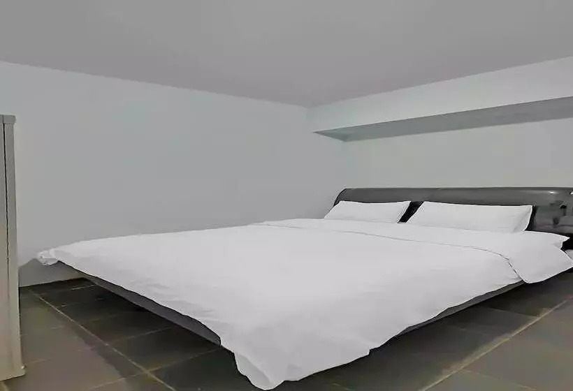 ホテル Spot On 92236 Kediri Family Homestay