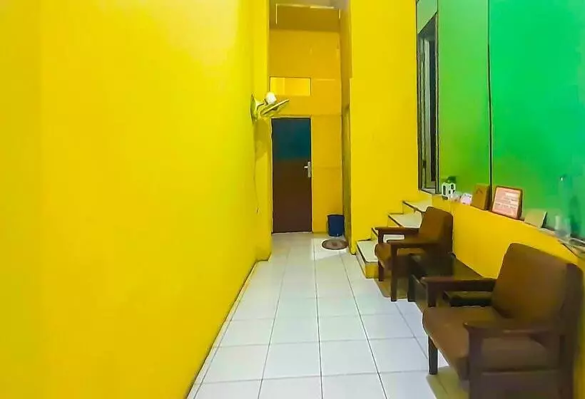 ホテル Spot On 92236 Kediri Family Homestay