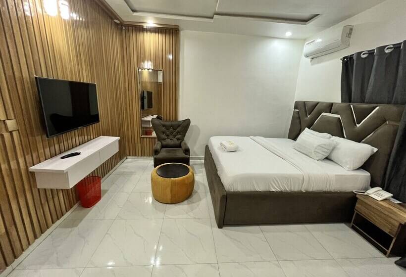 Clique Court Hotel & Suite