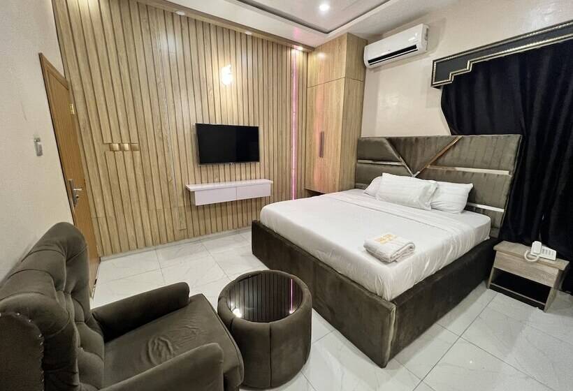 Clique Court Hotel & Suite