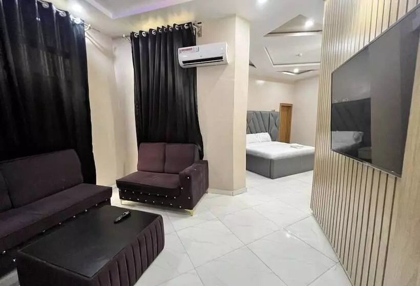 Clique Court Hotel & Suite