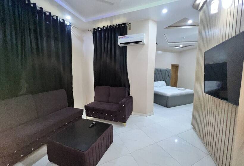 Clique Court Hotel & Suite