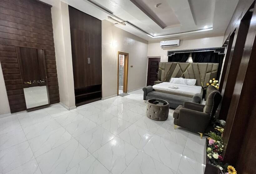 Clique Court Hotel & Suite