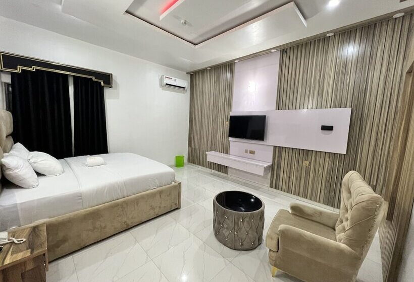 Clique Court Hotel & Suite