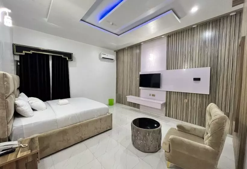 Clique Court Hotel & Suite