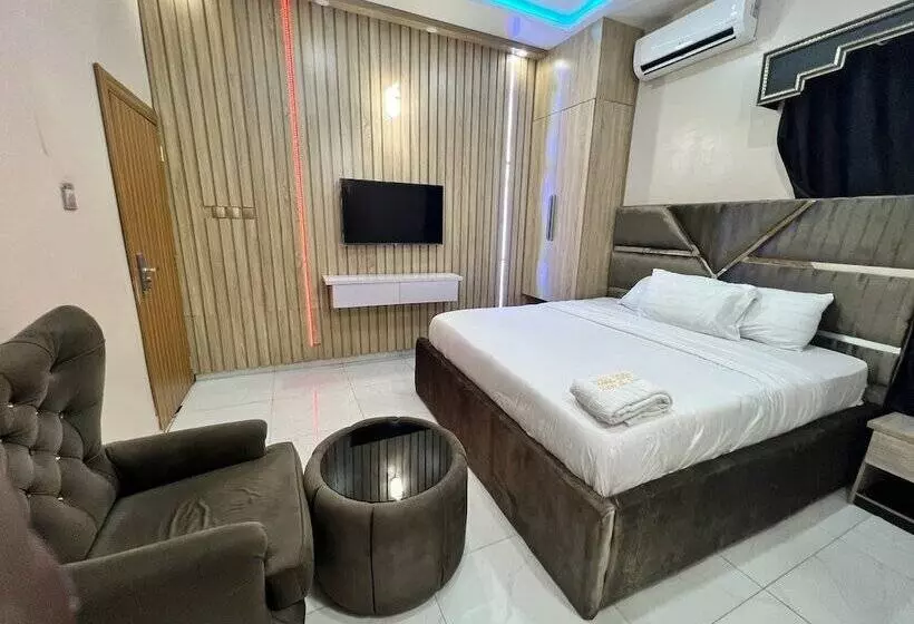 Clique Court Hotel & Suite