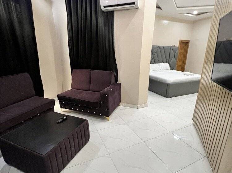 Clique Court Hotel & Suite