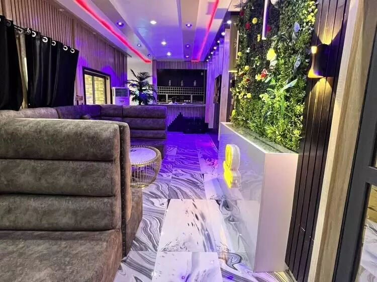 Clique Court Hotel & Suite