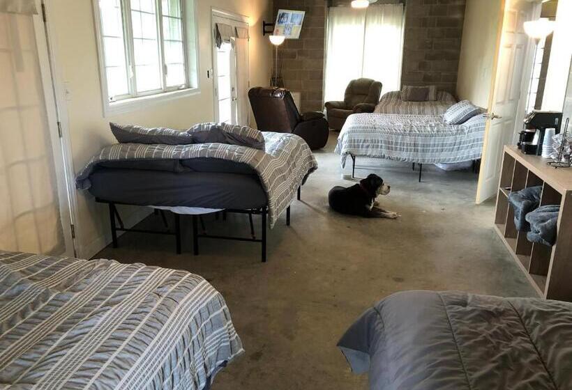 فندق Red Roof Stable And Farm Llc