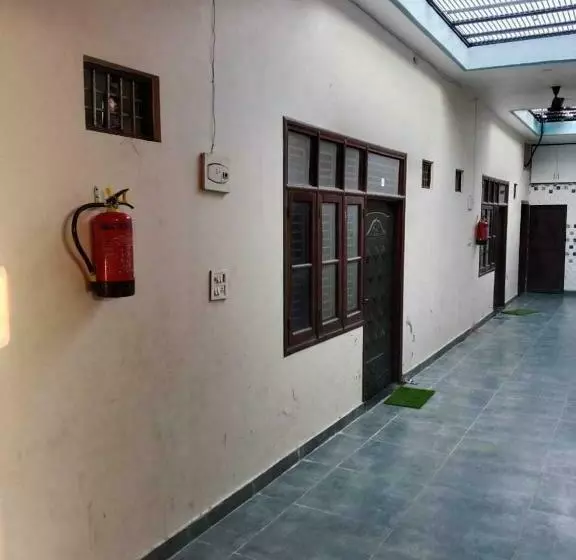 ホテル Yuvraj Town