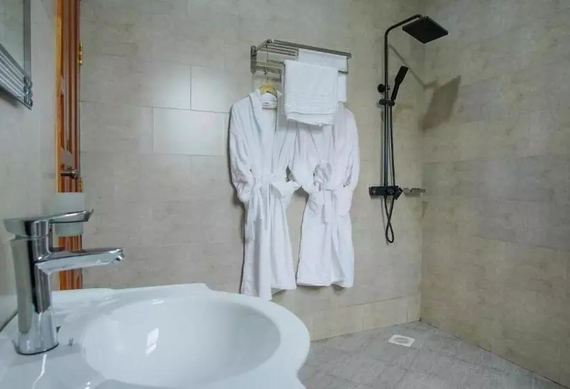 Hutland Hotel Garuga