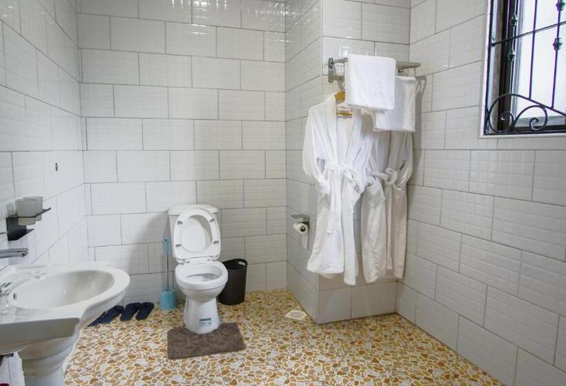 Hutland Hotel Garuga