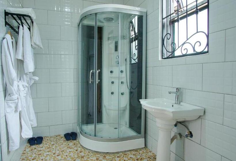 Hutland Hotel Garuga