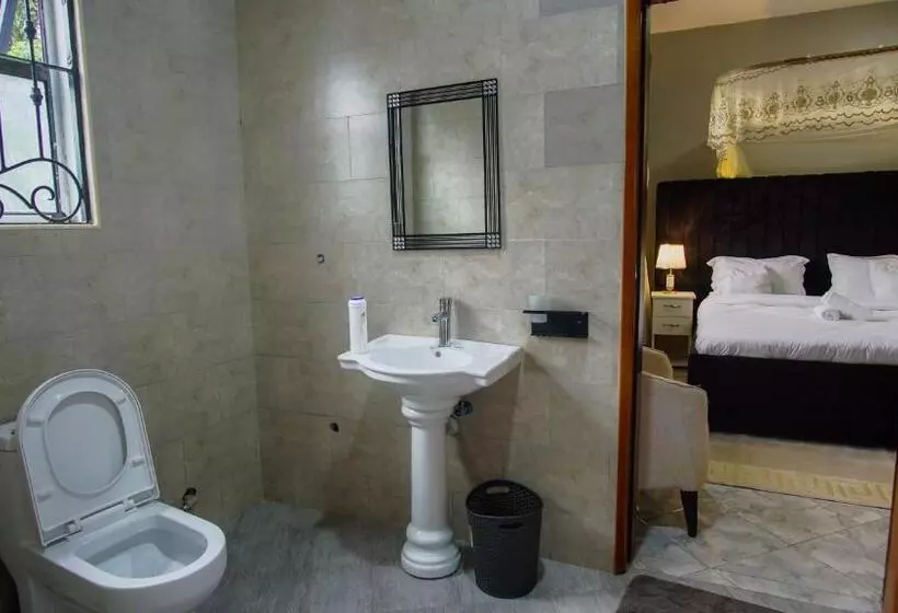 Hutland Hotel Garuga