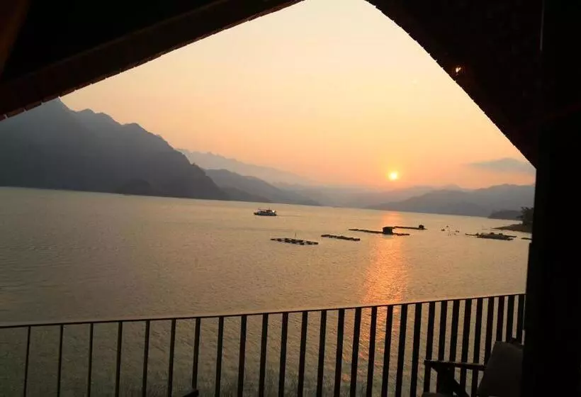 استراحتگاه Maida Lodge