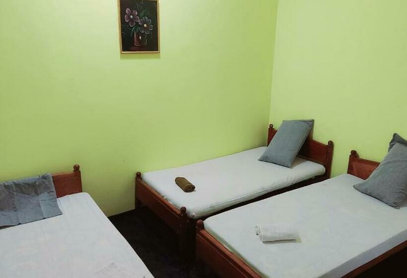 הוסטל Eestee Courtyard