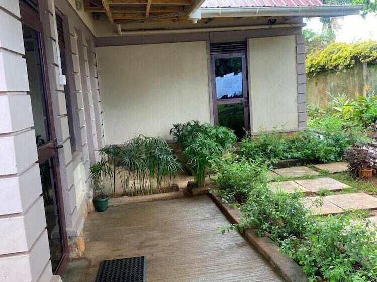 پانسیون Golden Cherries Guest House