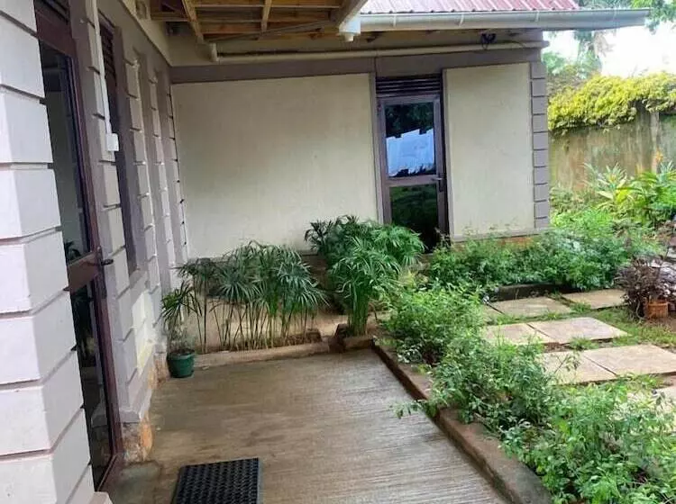 پانسیون Golden Cherries Guest House