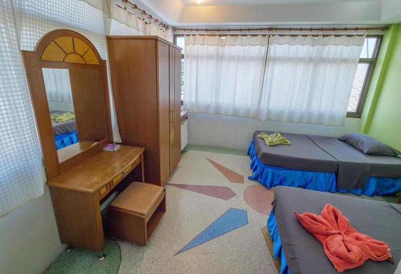 הוסטל Hacienda Backpackers