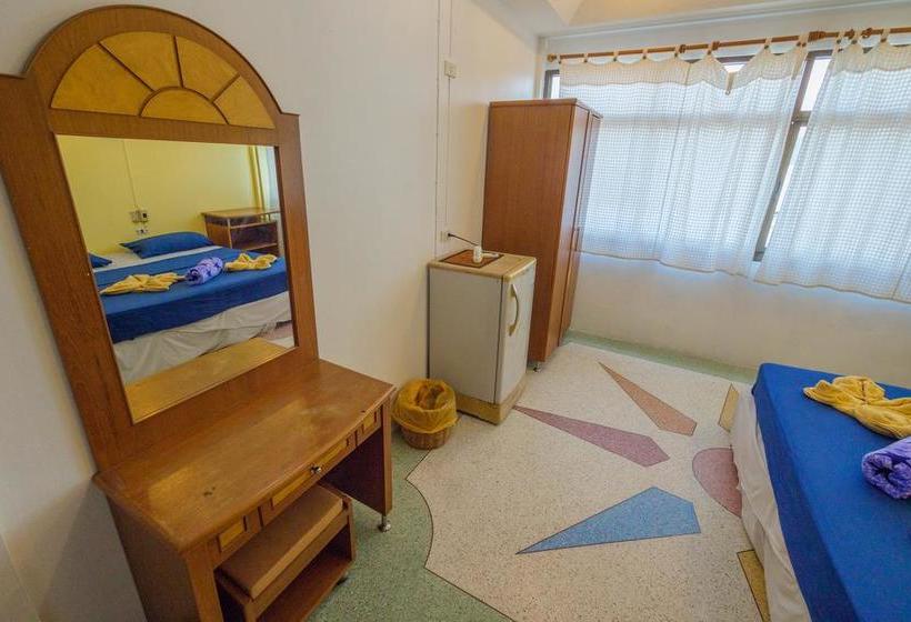 הוסטל Hacienda Backpackers