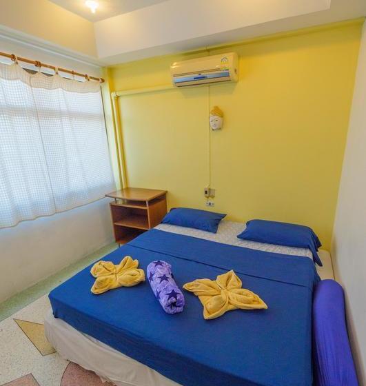 הוסטל Hacienda Backpackers