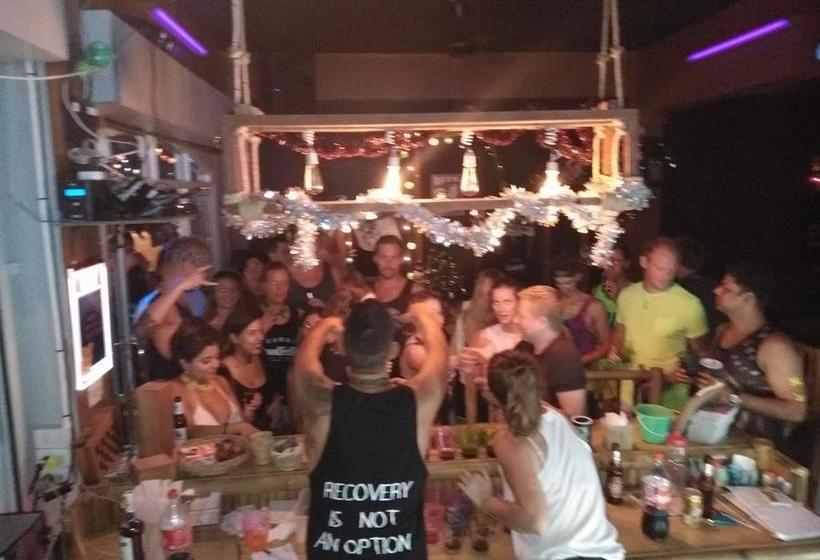 הוסטל Hacienda Backpackers