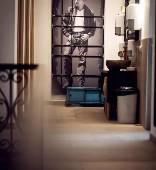 هتل Szur Home