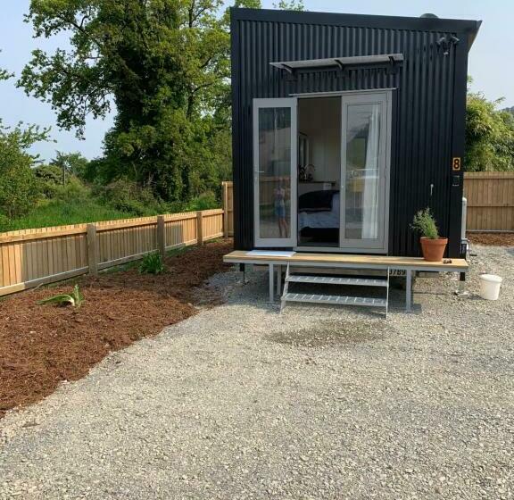 מלון כמוסות Blackball Tinyhouses